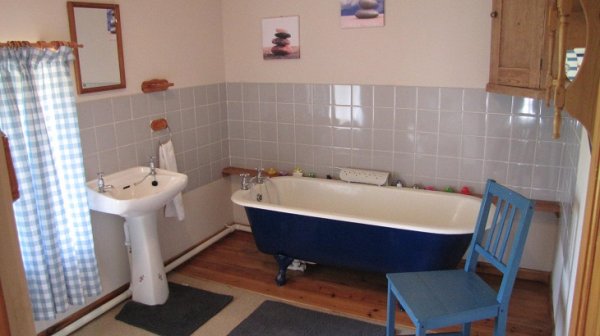 Worswell Barton B&B family bathroom - higher shippen.jpg